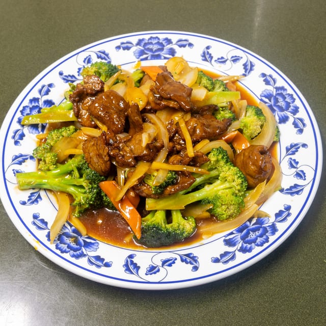 L16. Beef with Broccoli.