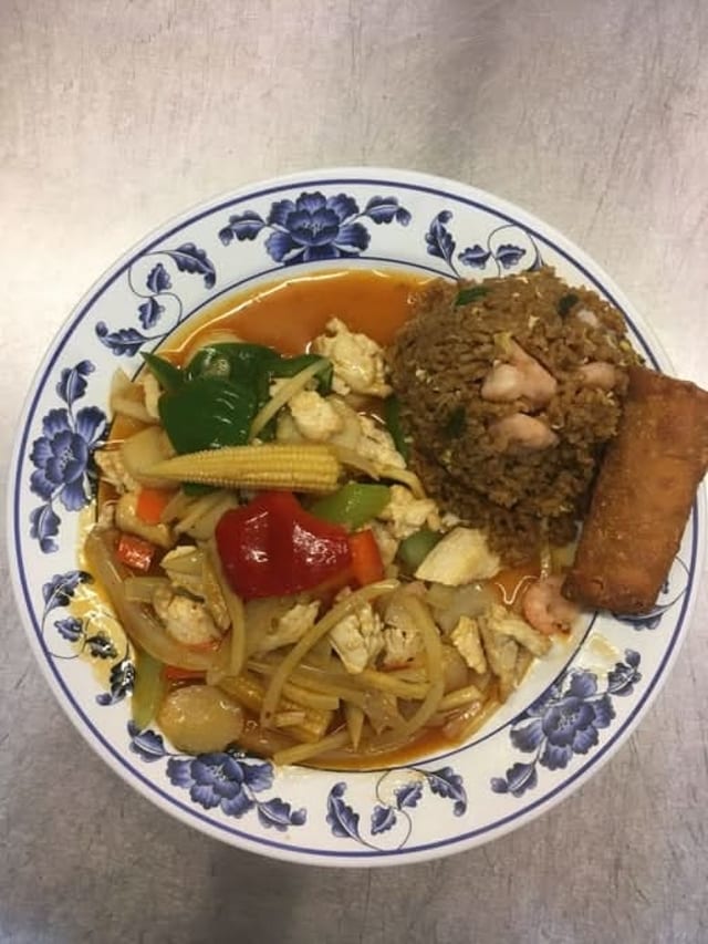 L18. Curry Chicken, Shrimp or Beef.
